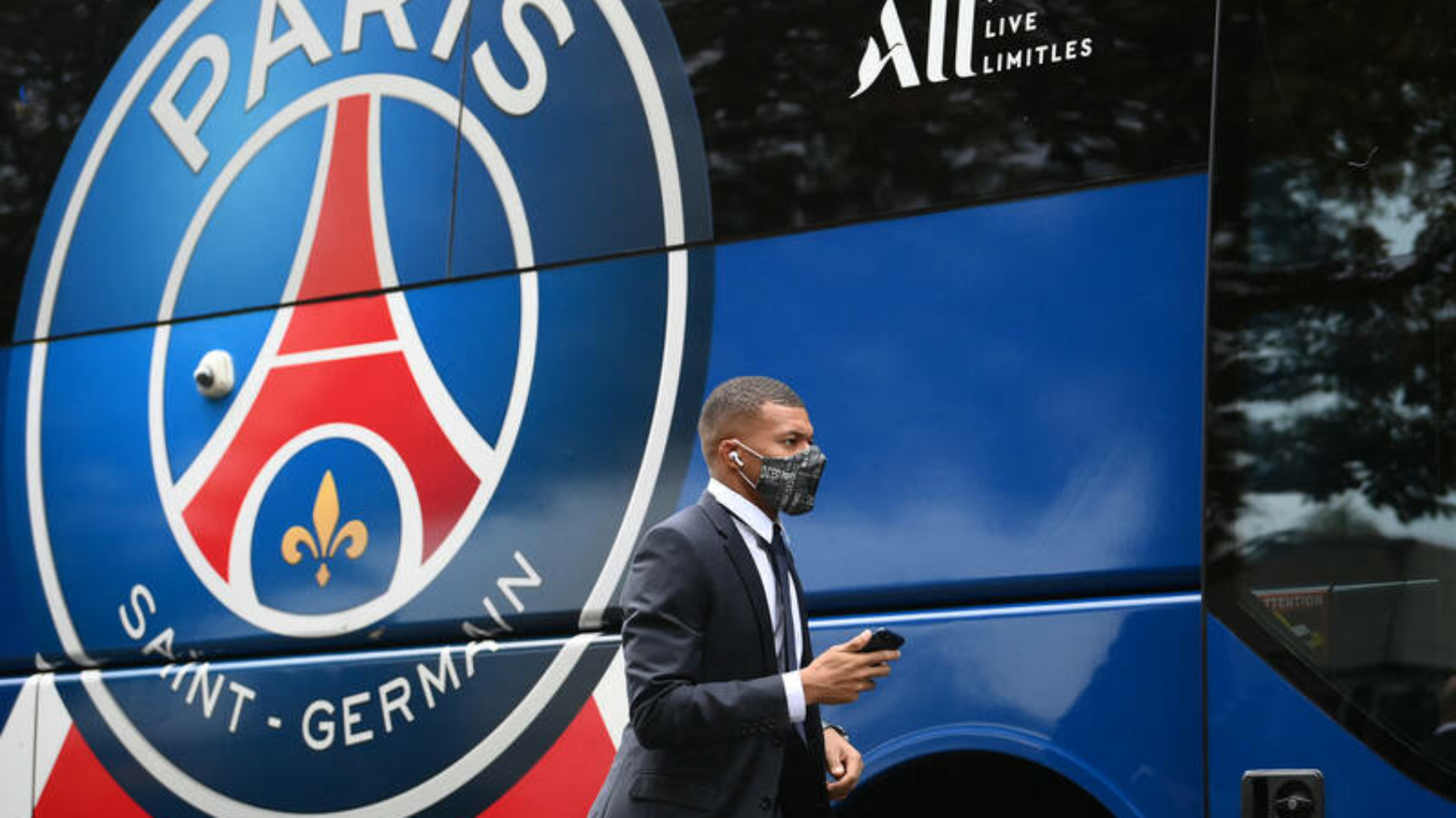 Paris Saint-Germain's French forward Kylian Mbappe leaves the bus upon his arrival before the French L1 football match between Paris-Saint Germain (PSG) and Olympique Lyonnais at The Parc des Princes Stadium in Paris on September 19, 2021. (Photo by FRANCK FIFE / AFP)