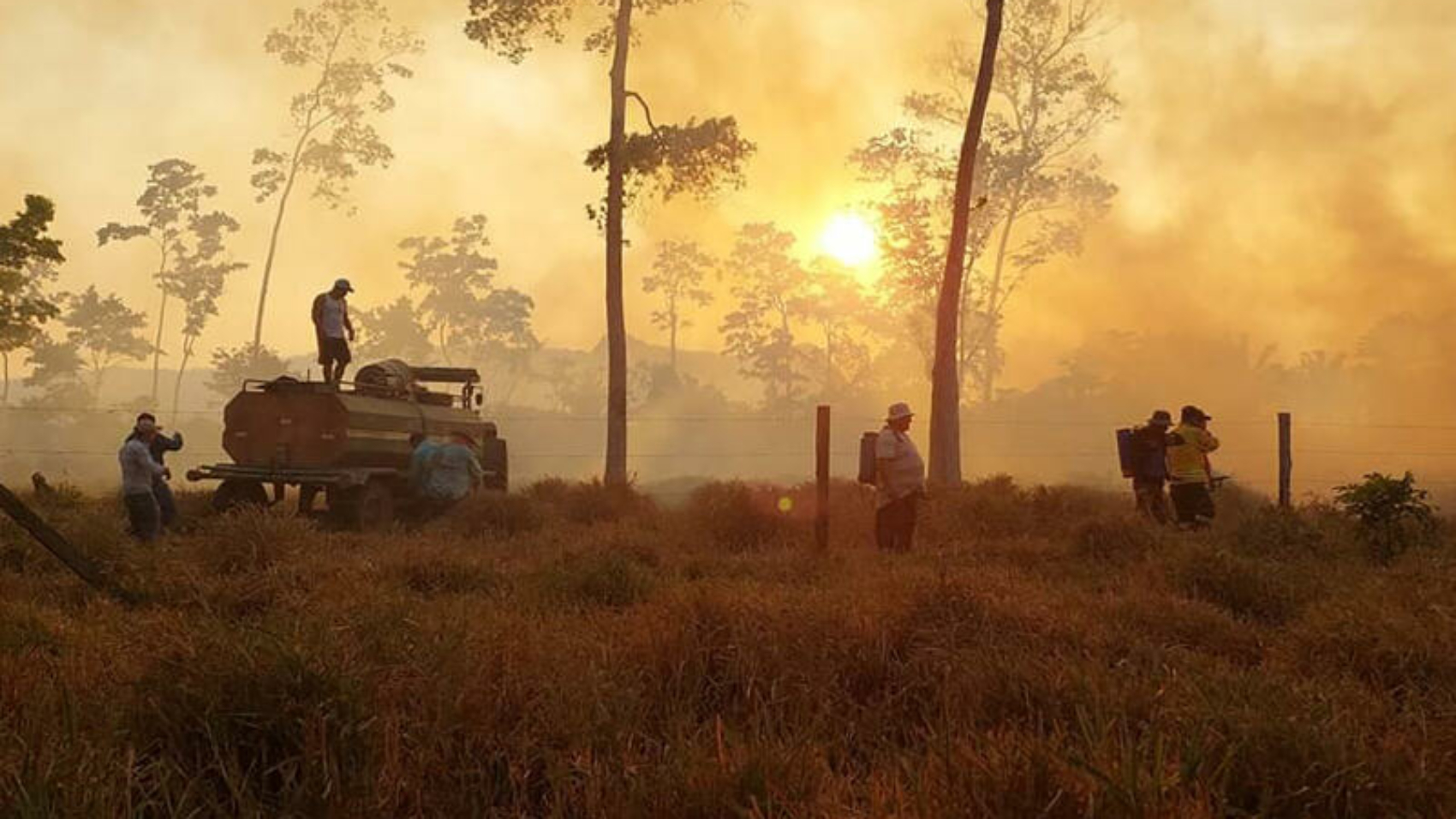 Volunteers and firefighters combat the fires that went out of control during the burning of forests and pastures for agricultural purposes around the touristic small town of Rurrunabaque, Beni Department, Bolivia, on October 26, 2023. The dense smoke that affects Bolivia's main cities is due to the burning of forests and pastures, a common practice that usually starts in the middle of the year. The aim is to expand the agricultural frontier, even though the government says it is prohibited by law. (Photo by CRISTIAN CASTRO / AFP)