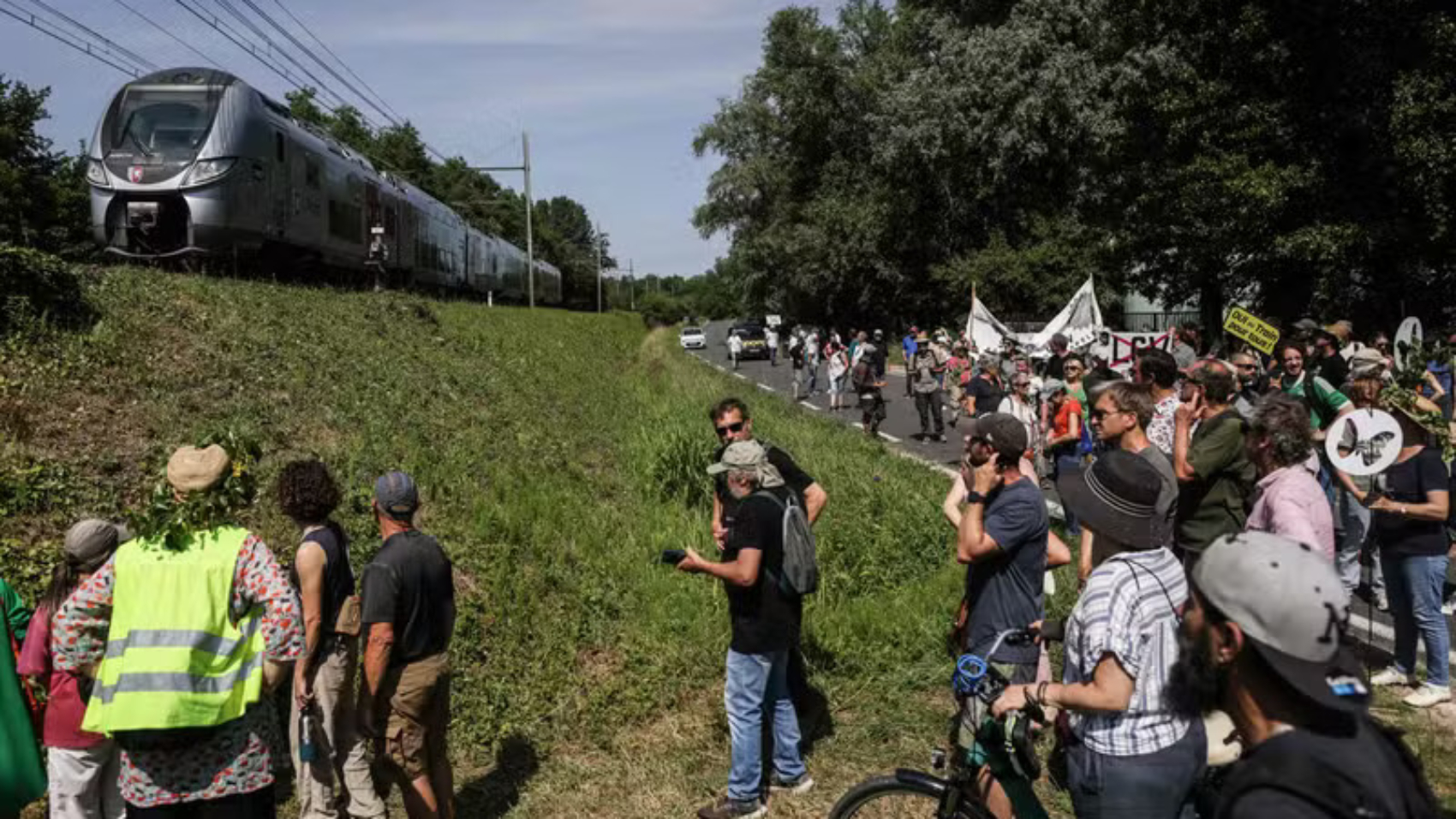 Des militants au GPSO, au sud de Bordeaux, le 3 juin 2023. Crédit : THIBAUD MORITZ / AFP