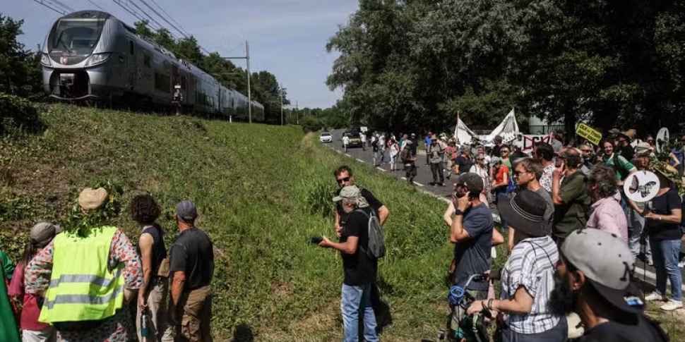 Des militants au GPSO, au sud de Bordeaux, le 3 juin 2023. Crédit : THIBAUD MORITZ / AFP