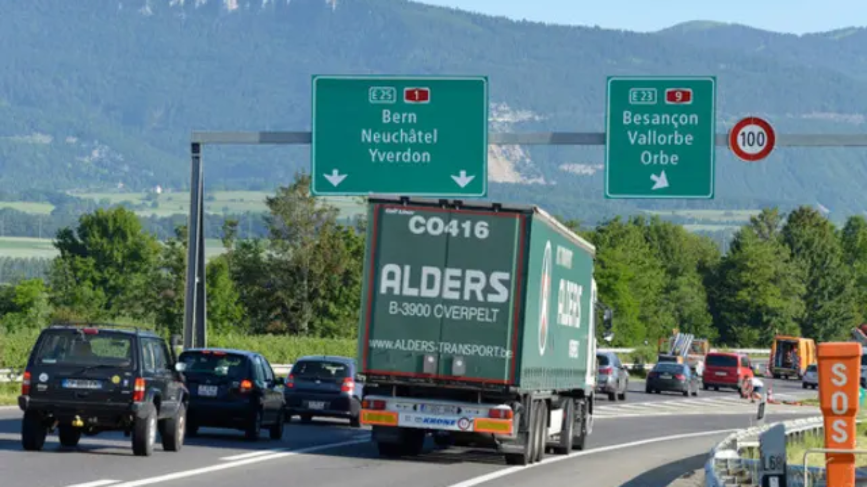 Véhicules sur une autoroute suisse