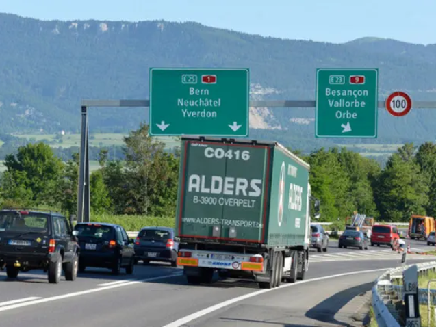 Véhicules sur une autoroute suisse