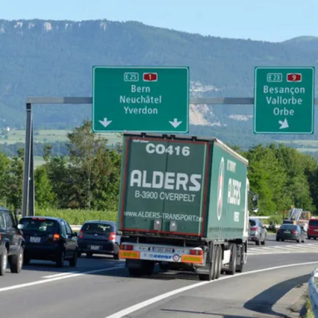 Véhicules sur une autoroute suisse