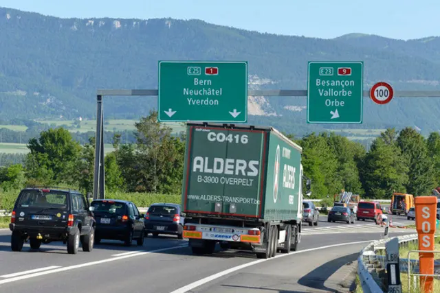 Véhicules sur une autoroute suisse