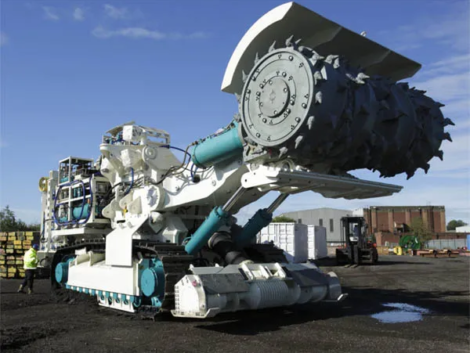 Le Bulk Cutter et sa fiche technique, un des trois robots proposés par Nautilus Minerals, qui a été construit en prototype en 2015.